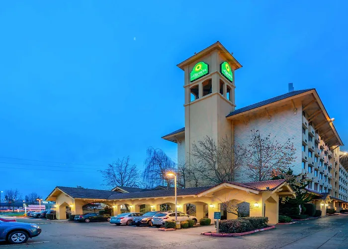 Discover the Best SeaTac Hotels with Convenient Parking Options